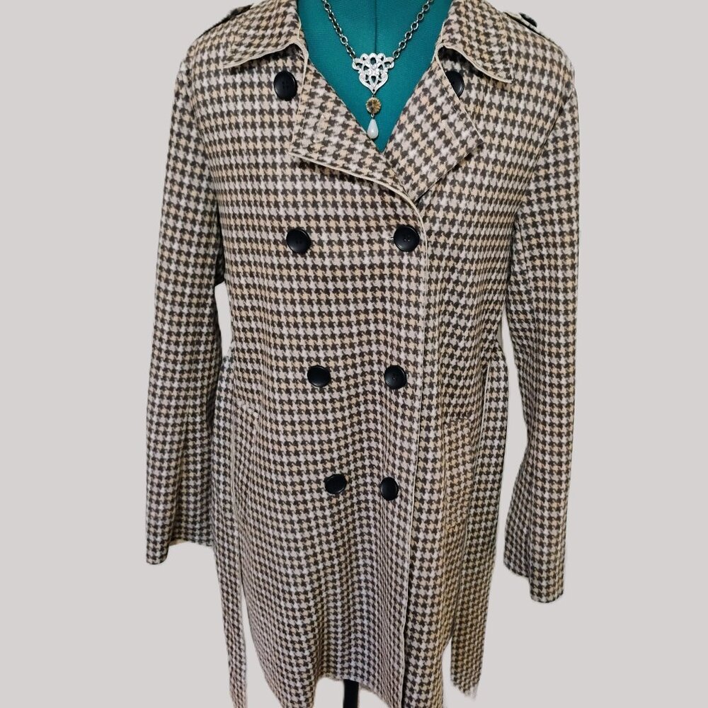 Solitaire Light-weight Woman's coat  Houndstooth print with belt Size Medium